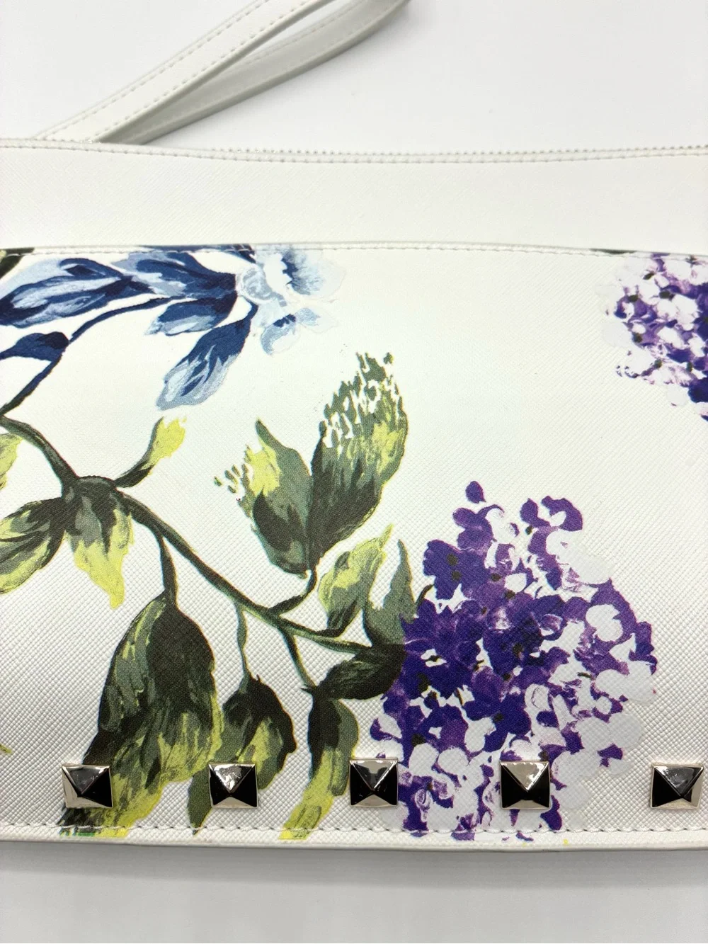 White House Black Market White Studded Hydrangea Wristlet Purse Bag - Picture 3 of 10